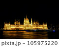 ライトアップされたハンガリー国会議事堂をドナウ川の対岸より臨む（長時間露光） 105975220