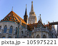 ブダ城地区に建つマーチャーシュ聖堂のカラフルな屋根瓦と塔 105975221