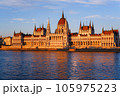 夕日に映えるハンガリー国会議事堂をドナウ川の対岸より臨む 105975223