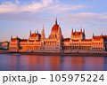 夕日に映えるハンガリー国会議事堂をドナウ川の対岸より臨む（長時間露光） 105975224