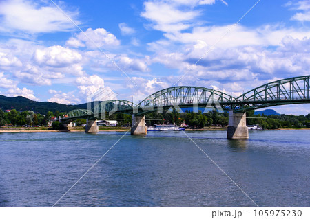 ドナウ川をまたいでハンガリーとスロヴァキアを結ぶマーリア・ヴァレーリア橋 ドナウ川をまたいでハンガリーとスロヴァキアを結ぶマーリア・ヴァレーリア橋 105975230