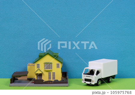 戸建て住宅とトラックのイメージ 戸建て住宅とトラックのイメージ 105975768