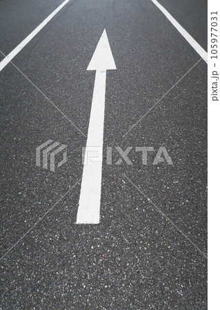 アスファルト道路に表示された白い矢印の風景 アスファルト道路に表示された白い矢印の風景 105977031
