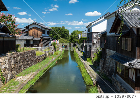 夏の八幡堀の風景　滋賀県近江八幡市 105978077