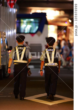 巡回する警察官 105978999