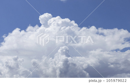 夏の青空と白い雲 105979022