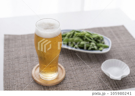 夏の定番枝豆とビール 105980241