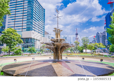 （北海道）札幌・大通公園　噴水とさっぽろテレビ塔 105980533