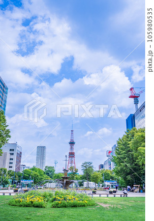 (北海道)札幌・大通公園 噴水とさっぽろテレビ塔 (北海道)札幌・大通公園 噴水とさっぽろテレビ塔 105980535