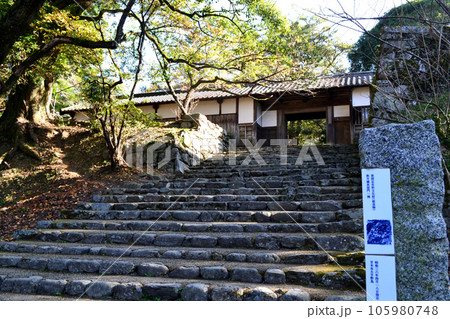 筑前の小京都　秋月の歴史ある町並み「秋月城跡　長屋門」 105980748