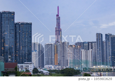 landmark81がそびえるホーチミンのビル群 105981620