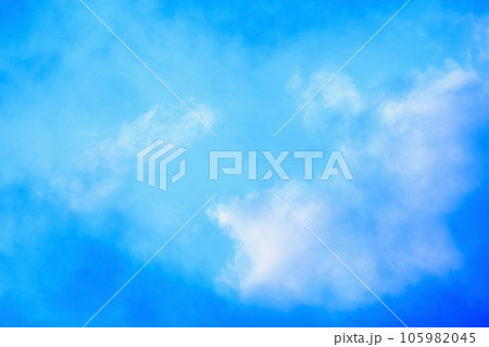 青空に浮かぶ薄い雲 105982045