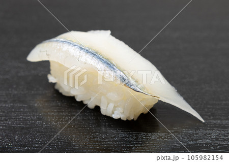 美味しいサヨリの握り鮨 105982154