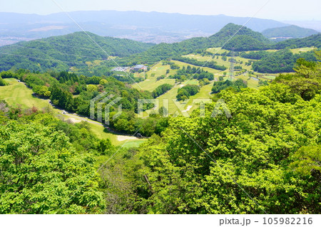 長尾山展望台からゴルフ場を望む（兵庫県宝塚市） 105982216