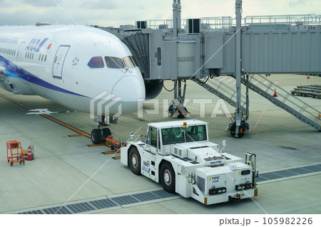 トーイングカーと旅客機／空港 105982226