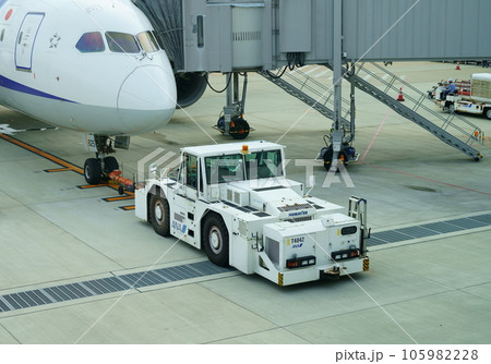 トーイングカーと旅客機 トーイングカーと旅客機 105982228