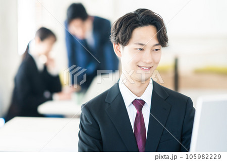 モニタを見ながら作業をするのビジネスマン モニタを見ながら作業をするのビジネスマン 105982229