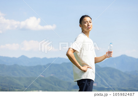 ペットボトルの水を飲む男性 ペットボトルの水を飲む男性 105982487