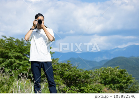 山でカメラを構える男性 105982546