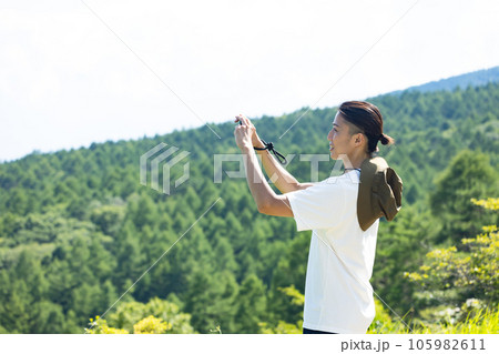 ハイキングをする爽やかな男性 105982611
