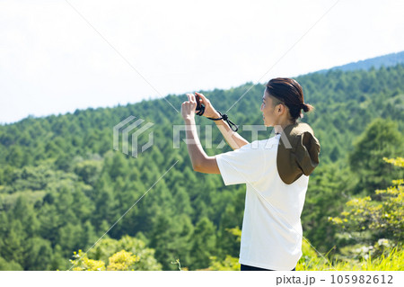 ハイキングをする爽やかな男性 105982612