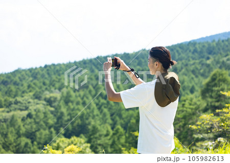 ハイキングをする爽やかな男性 105982613