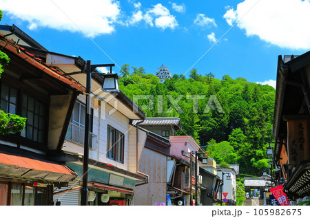 【岐阜県】晴天の郡上八幡城と町並み 【岐阜県】晴天の郡上八幡城と町並み 105982675