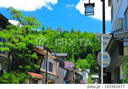 【岐阜県】晴天の郡上八幡城と町並み 【岐阜県】晴天の郡上八幡城と町並み 105982677