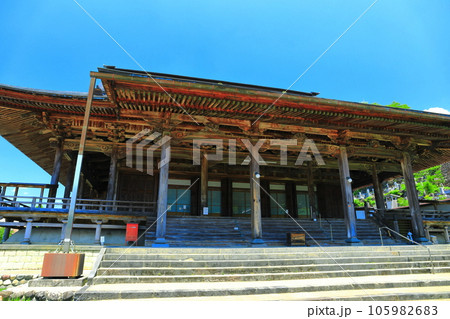 【岐阜県】晴天の安養寺（郡上八幡） 105982683