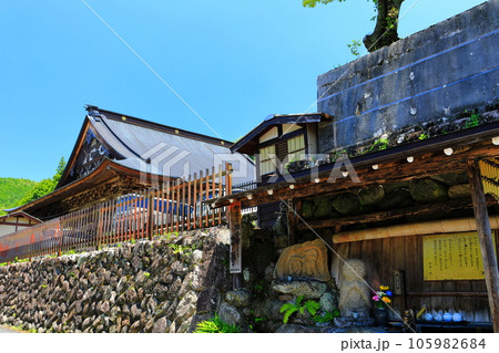 【岐阜県】晴天の安養寺（郡上八幡） 105982684