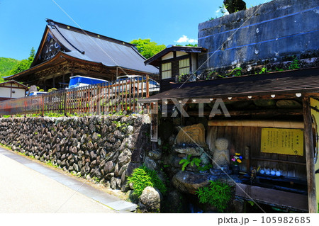 【岐阜県】晴天の安養寺（郡上八幡） 105982685