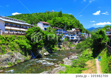 【岐阜県】吉田川と新緑の郡上八幡城 105982700