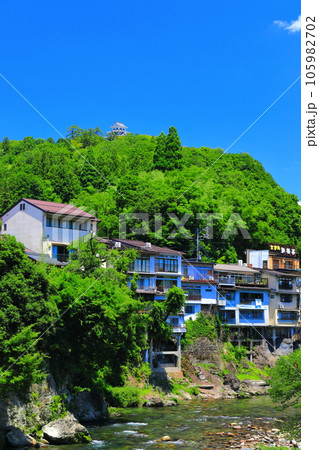 【岐阜県】吉田川と新緑の郡上八幡城 【岐阜県】吉田川と新緑の郡上八幡城 105982702