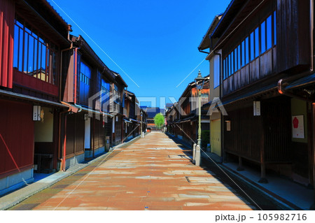 【石川県】快晴の金沢（ひがし茶屋街）　 105982716