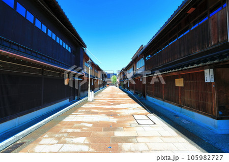 【石川県】快晴の金沢（ひがし茶屋街）　 105982727