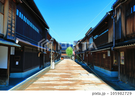 【石川県】快晴の金沢（ひがし茶屋街）　 105982729