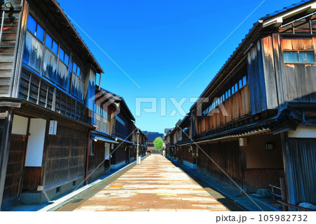 【石川県】快晴の金沢（ひがし茶屋街）　 105982732