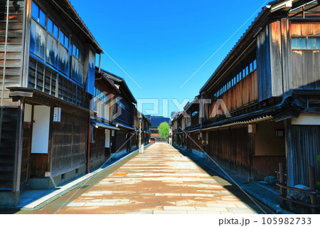 【石川県】快晴の金沢（ひがし茶屋街）　 105982733