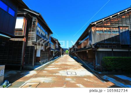 【石川県】快晴の金沢（ひがし茶屋街）　 105982734