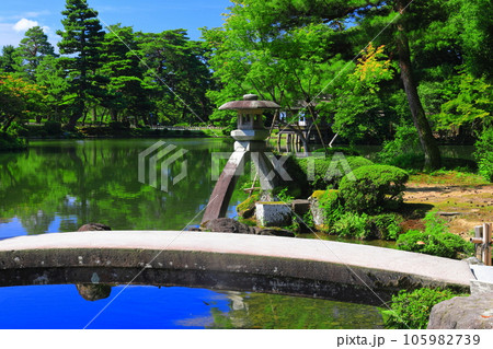 【石川県】晴天の兼六園　徽軫灯籠 105982739