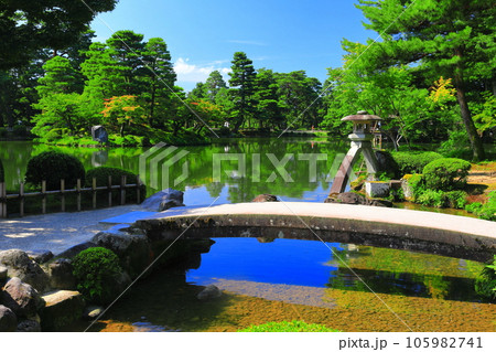 【石川県】晴天の兼六園 徽軫灯籠 【石川県】晴天の兼六園 徽軫灯籠 105982741