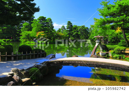 【石川県】晴天の兼六園　徽軫灯籠 105982742