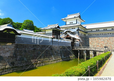 【石川県】快晴の金沢城（橋爪門続櫓） 105982870