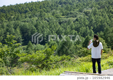 登山を楽しむ若い男性 105982946