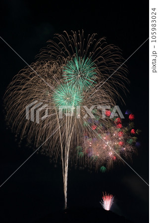 夏の夜空を彩る花火　（高知県　高知市　納涼花火大会） 105983024
