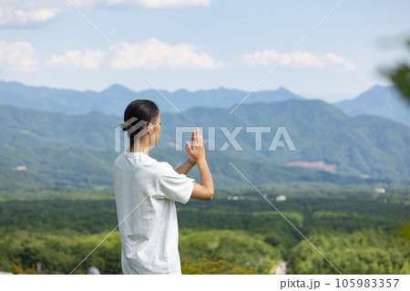 ハイキングをする爽やかな男性 105983357