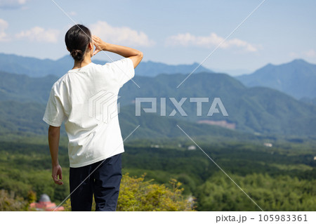 ハイキングをする爽やかな男性 105983361