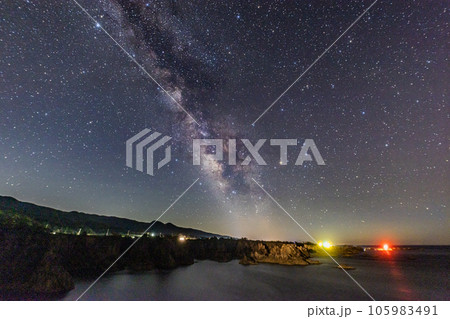 【新潟県・佐渡】尖閣湾で見る夏の天の川 8月 【新潟県・佐渡】尖閣湾で見る夏の天の川 8月 105983491