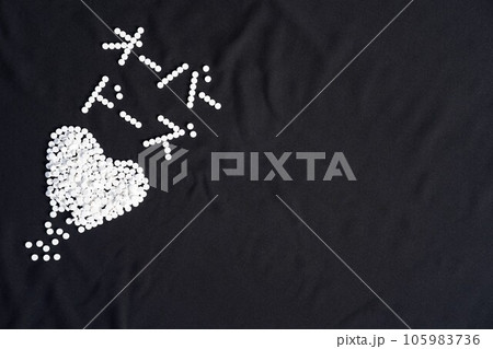 大量の薬(せき止め・抗うつ剤・睡眠薬・眠剤・精神安定剤)の錠剤で描かれたオーバードーズの文字 大量の薬(せき止め・抗うつ剤・睡眠薬・眠剤・精神安定剤)の錠剤で描かれたオーバードーズの文字 105983736