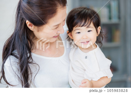 赤ちゃんを抱くおばあちゃん 赤ちゃんを抱くおばあちゃん 105983828